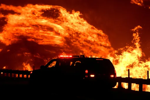 На севере Калифорнии объявили эвакуацию почти 200 000 человек из-за природных пожаров
