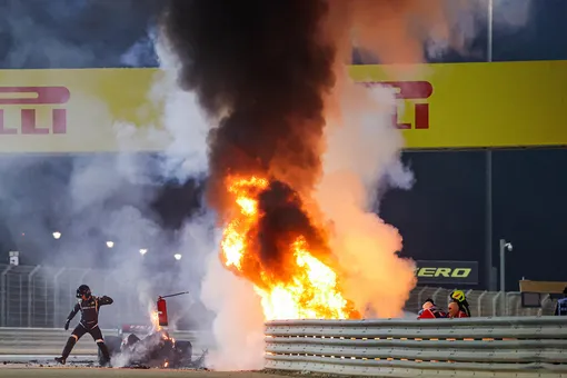 Болид гонщика «Формулы-1» Грожана развалился надвое после столкновения с россиянином Квятом. Пилот провел в огне полминуты и выжил