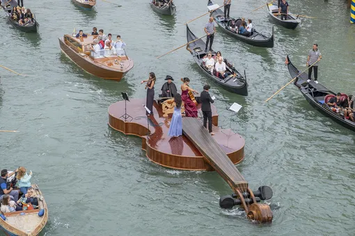 VENICE, ITALY — SEPTEMBER 18: Violin shaped boat parades near the Accademia Bridge on September 18, 2021 in Venice, Italy. Violin Shaped Boat was launched on the island of Giudecca at the former «Cantieri Lucchese». The boat was conceived by the Venetian artist Livio De Marchi and was realized by Pitteri Michele, Mario Bullo, Alessandro Vianello, Denis Chia, Massimo Chia and De Marchi Mattia. (Photo by Stefano Mazzola/Awakening/Getty Images)