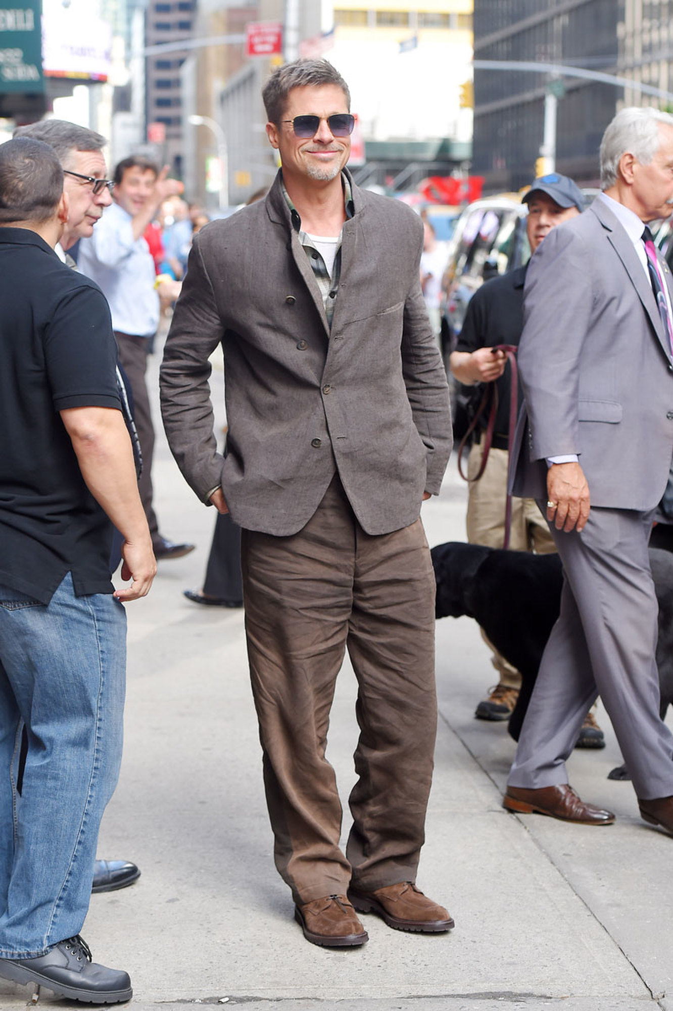 Брэд питт стиль одежды 2023. Брэд питт стиль. Брэд питт стиль. Брэд питт белые штаны. Брэд питт стиль.