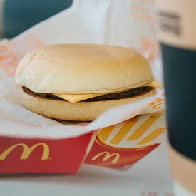 McDonald's расширяет свои владения. Теперь точка фастфуда есть и в «Перекрестке»