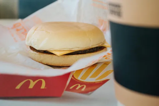 McDonald's расширяет свои владения. Теперь точка фастфуда есть и в «Перекрестке»