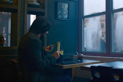 Фанаты «Матрицы» заметили в новом фильме пасхалку — это фотография молодого Киану Ривза в кафе, в котором Нео ест лапшу