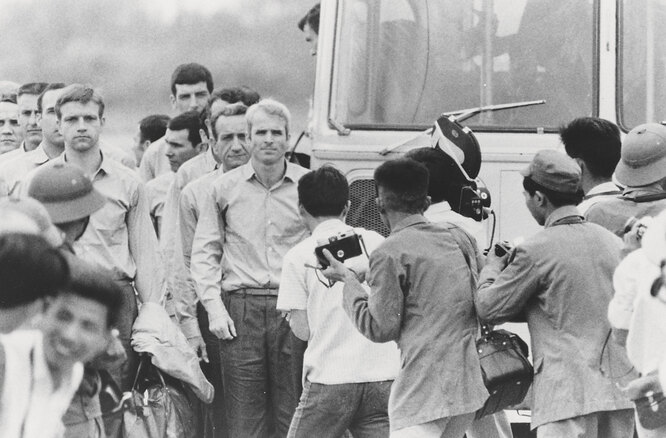 Из плена Маккейн был освобожден в марте 1973 года после подписания мирного соглашения между США и Вьетнамом.