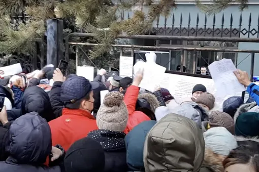 В Алма-Аты десятки людей собрались у бывшего здания Нацбанка после получения фейковой рассылки о «кредитной амнистии»