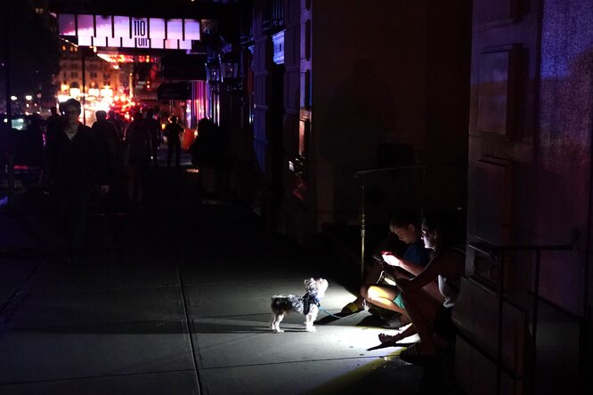 В центре Нью-Йорка произошел блэкаут: 73 тысячи человек остались без электричества