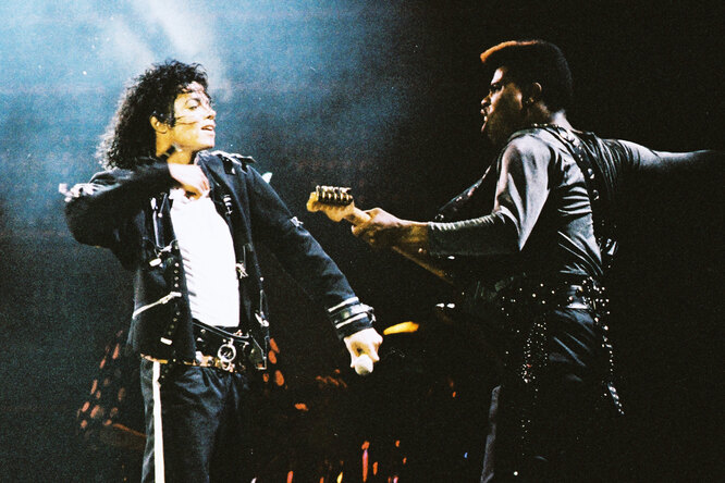 Куртку Майкла Джексона продали почти за 300 тысяч долларов на аукционе в Нью-Йорке