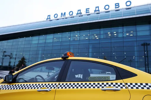 В аэропорту Домодедово таксисты борются с конкурентами, вызывая такси и отменяя заказ