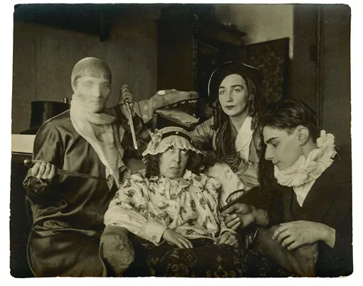 «Семейная сцена», Т. Глебова, А. Порет и другие, фото П. Мокиевского, начало 1930-х «Семейная сцена», Т. Глебова, А. Порет и другие, фото П. Мокиевского, начало 1930-х