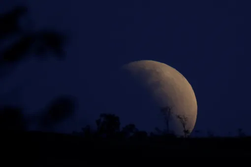 Частичное лунное затмение в столице Бразилии.