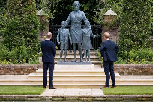 Сыновья принцессы Дианы открыли памятник матери в Кенсингтонских садах на западе Лондона. Принц Чарльз на церемонию не пришел