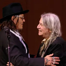 Легенда панк-рока Патти Смит пригласила на сцену Джонни Деппа во время своего шоу в Лондоне Легенда панк-рока Патти Смит пригласила на сцену Джонни Деппа во время своего шоу в Лондоне