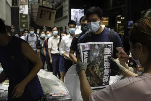 В Гонконге из-за давления властей закрылась крупнейшая оппозиционная газета. За последним номером выстроились многочасовые очереди
