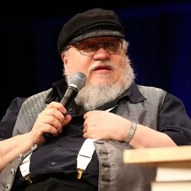 Джордж Мартин рассказал, что вместе с HBO работает над 8 спин-оффами по «Игре престолов» Джордж Мартин рассказал, что вместе с HBO работает над 8 спин-оффами по «Игре престолов»