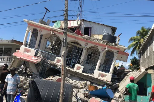 Число жертв землетрясения на Гаити достигло почти 1,3 тысячи