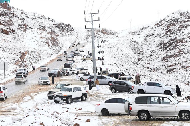 В Саудовской Аравии выпал снег. Полюбоваться заснеженными пейзажами приезжают тысячи человек, в том числе и из Катара