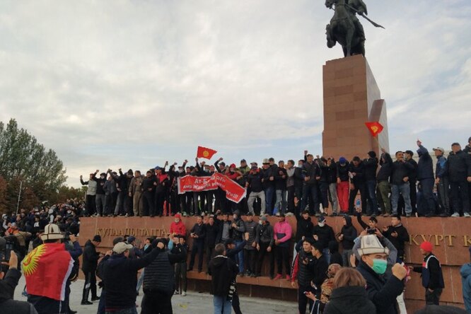 Президент Киргизии на фоне протестов приказал ввести в Бишкек войска и объявил режим ЧП