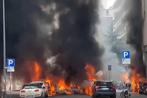 В центре Милана произошел сильный взрыв. Загорелись несколько автомобилей