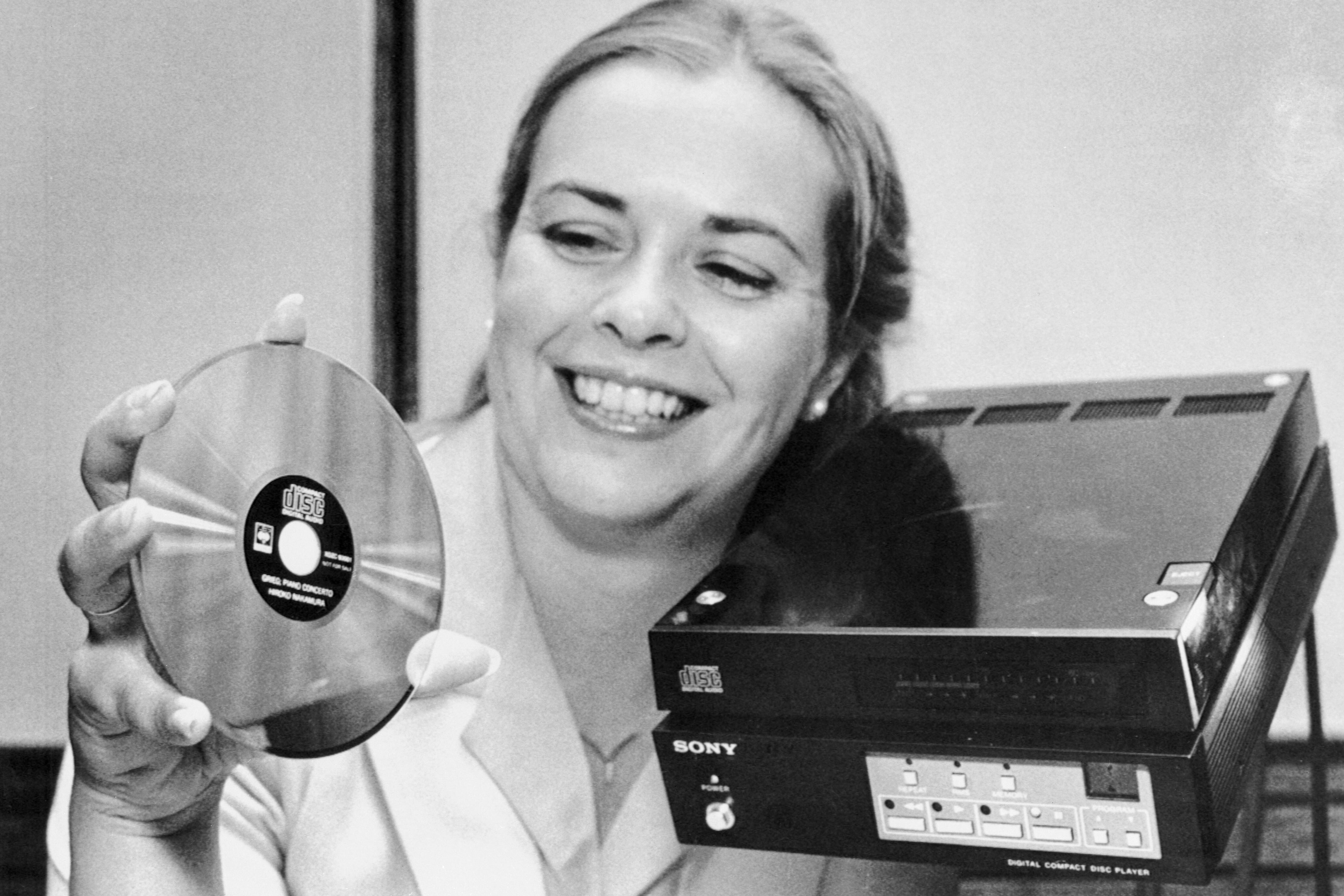 первый компакт диск sony. первый cd проигрыватель philips. первый cd диск. первый компакт диск в ссср. первый компакт диск philips 1981.