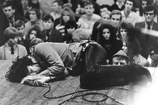 Моррисон без сознания на концерте в Het Concertgebouw, Амстердам, после запоя, 15 сентября 1968 года