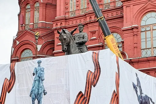 Памятник маршалу Жукову на Манежной площади заменили на новый