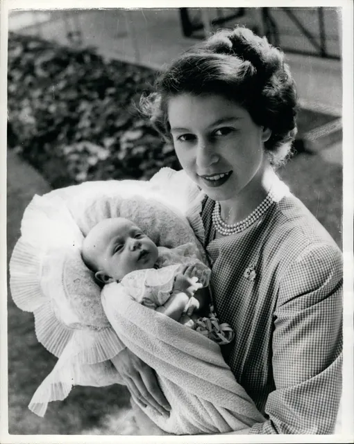 Принцесса Елизавета с принцессой Анной, сентябрь 1950 года.