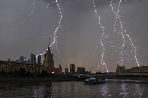 В центре Москвы молния ударила в купол храма. Он загорелся