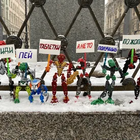 Пока в Архангельске пикетируют снеговики, в Петербурге на митинг выходят биониклы — против Владимира Соловьева