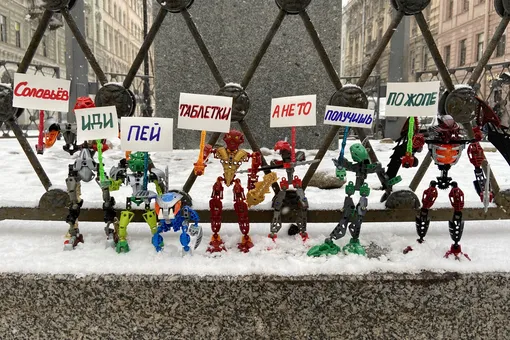 Пока в Архангельске пикетируют снеговики, в Петербурге на митинг выходят биониклы — против Владимира Соловьева