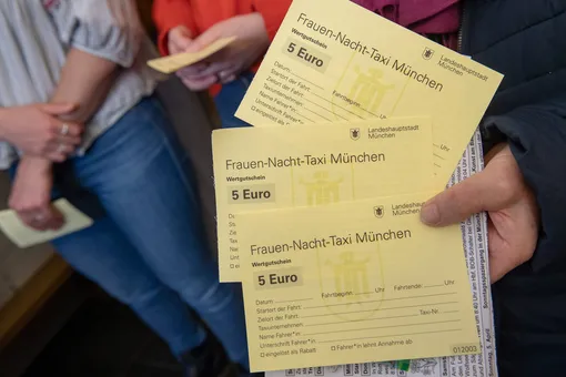 В Мюнхене власти решили субсидировать женщинам ночные поездки домой на такси