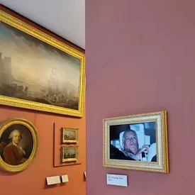 Активисты повесили в Лувре фото бывшего принца Эндрю после задержания