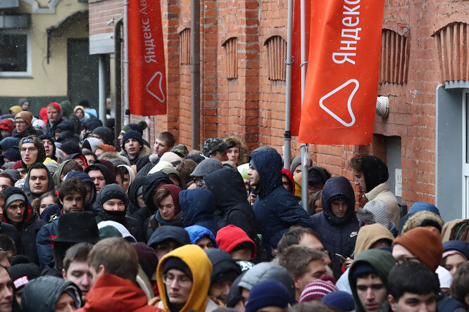 У магазина «Яндекс» выстроилась огромная очередь из желающих получить новую мини-станцию бесплатно