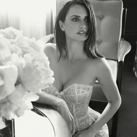 Пенелопа Крус опубликовала в инстаграме* постер к своему новому фильму. Но случайно спровоцировала спор между армянами и азербайджанцами