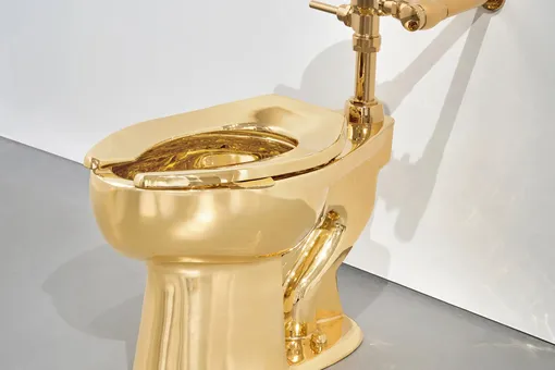 Золотой унитаз Маурицио Каттелана выставили на аукцион за $10 млн