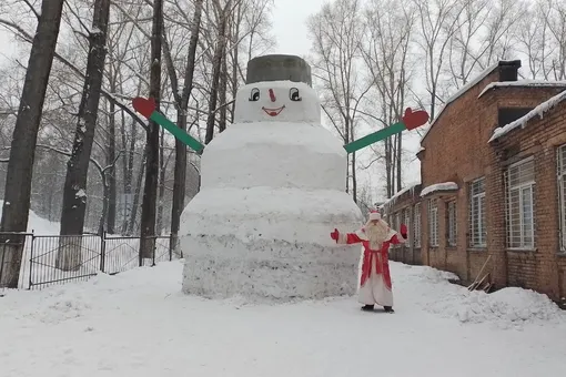 В Новокузнецке появился снеговик высотой с двухэтажный дом. Его слепили дети