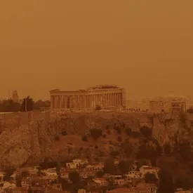Небо в Афинах окрасилось в желто-оранжевый цвет из-за песчаной бури, принесенной из пустыни Сахары