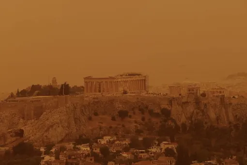 Небо в Афинах окрасилось в желто-оранжевый цвет из-за песчаной бури, принесенной из пустыни Сахары