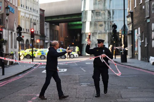 В Лондоне мужчина с ножом напал на прохожих. Есть пострадавшие