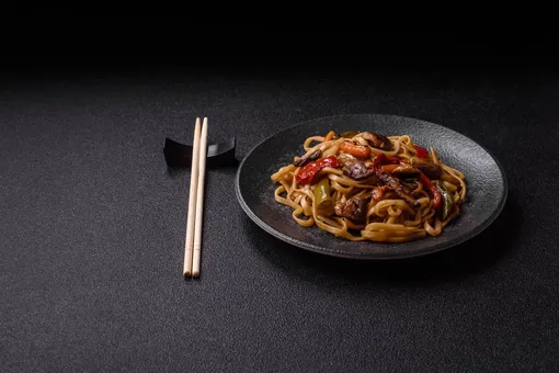 В Китае отец уволился с работы и открыл небольшое кафе возле университета дочери, чтобы готовить ей вкусную еду В Китае отец уволился с работы и открыл небольшое кафе возле университета дочери, чтобы готовить ей вкусную еду