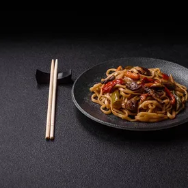 В Китае отец уволился с работы и открыл небольшое кафе возле университета дочери, чтобы готовить ей вкусную еду