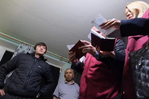 Житель Петербурга пообещал мигрантам за €10 тысяч перевести их через границу в ЕС. Но вместо этого привел их к бутафорским пограничным столбам