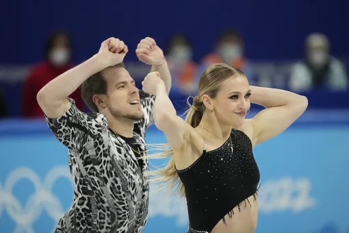 Фигуристы Виктория Синицина и Никита Кацалапов завоевали серебряные медали Олимпиады в танцах на льду