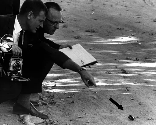 Полиция Риверсайда на месте убийства Чери Джо Бе Officers At The Crime Scene Of Cheri Jo Bates Who Was The Suspected Victim Of The Zodiac Killer