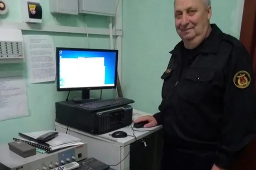 Школьный охранник в Красноярске заменил звонки песнями популярных музыкантов