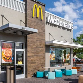 Семилетний мальчик «угнал» мамин внедорожник, чтобы позавтракать в McDonald’s с младшей сестрой Семилетний мальчик «угнал» мамин внедорожник, чтобы позавтракать в McDonald’s с младшей сестрой