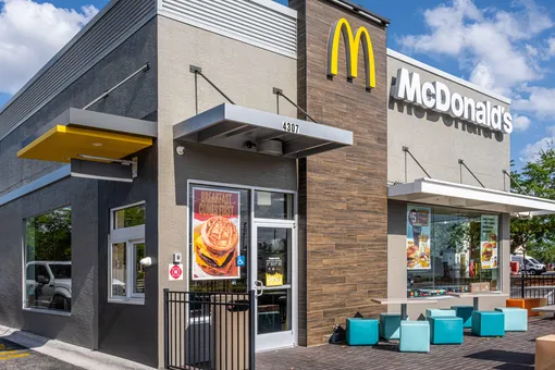 Семилетний мальчик «угнал» мамин внедорожник, чтобы позавтракать в McDonald’s с младшей сестрой Семилетний мальчик «угнал» мамин внедорожник, чтобы позавтракать в McDonald’s с младшей сестрой
