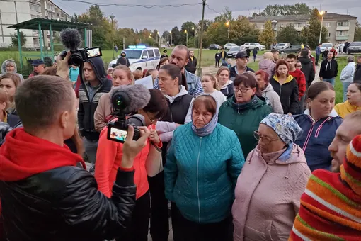 Жители поселка в Подмосковье вышли на народный сход после изнасилования и убийства мигрантами местной 67-летней пенсионерки