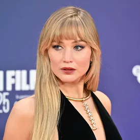 Дженнифер Лоуренс рассказала, как однажды накормила Роберта Паттинсона едой из мусорки Дженнифер Лоуренс рассказала, как однажды накормила Роберта Паттинсона едой из мусорки