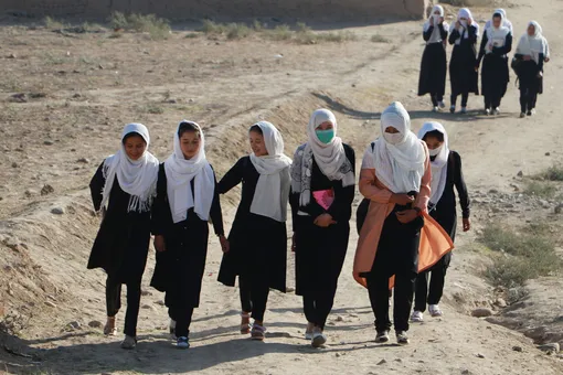В Афганистане школьницам старше 12 лет запретили петь на мероприятиях, где присутствуют мужчины