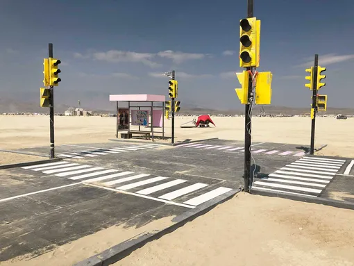 Автобусная остановка и перекресток, воссозданные в пустыне.